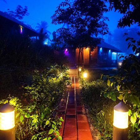 Stone Hills Hotel Канур Екстериор снимка