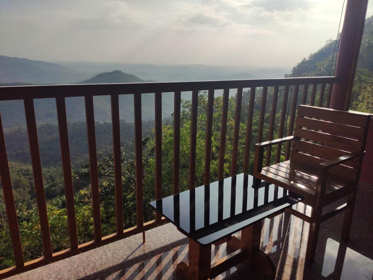Stone Hills Hotel Канур Екстериор снимка