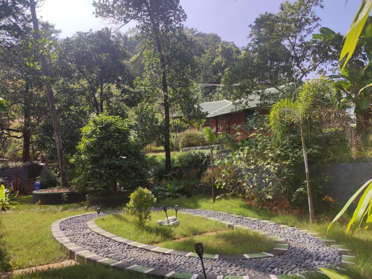 Stone Hills Hotel Канур Екстериор снимка